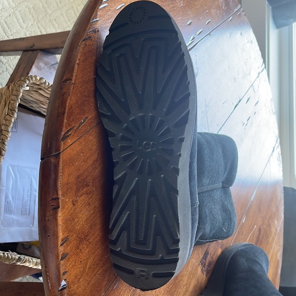 COPY - Ugg boots excellent condition worn only 1 x - Picture 2 of 3
